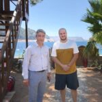 Şahan Gökbakar Instagram - Bugün değerli bir misafirimiz vardı. Marmaris Belediye Başkanı Sn.Mehmet Oktay ( @mehmetoktay ) ziyaretimize geldi. Hem geçen günleri, hem de gelecek günlerde yapılması gerekenleri konuştuk. Bu buluşma güzel şeylere de vesile olacak inşallah...Hasar tespit çalışmaları bittikten sonra da, yangından hasar görmüş köy evlerinin onarımı icin ben ve gönlü güzel sanatçı, iş insanı dostlarımızla kendisinin ve Marmaris halkının yanında olacağımızı belirttim. Kendisine nezaketi için çok teşekkür ederim.🙏❤🇹🇷