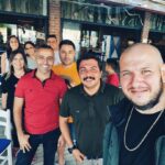 Şahan Gökbakar Instagram - Neredeyse 2 ay once, Marmaris'te yanginla mucadele edilen bir gecenin ardindan, gün ağarırken bu fotoyu cekmistik.. Aydın İtfaiyesi Müdürü Murat ve değerli itfaiyeci kardeşlerim, kahraman Sahil Güvenlik personeli ve Donanmamız. 2 ay geçti; bu sefer onlar aileleriyle Marmarise geldiler, ben de onları ziyaret ettim. Hem biraz güldük hem de o zor günleri tekrar hatırladık...Hepsine tekrar teşekkür ederim. 🙏❤