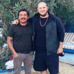 Şahan Gökbakar Instagram - Neredeyse 2 ay once, Marmaris'te yanginla mucadele edilen bir gecenin ardindan, gün ağarırken bu fotoyu cekmistik.. Aydın İtfaiyesi Müdürü Murat ve değerli itfaiyeci kardeşlerim, kahraman Sahil Güvenlik personeli ve Donanmamız. 2 ay geçti; bu sefer onlar aileleriyle Marmarise geldiler, ben de onları ziyaret ettim. Hem biraz güldük hem de o zor günleri tekrar hatırladık...Hepsine tekrar teşekkür ederim. 🙏❤