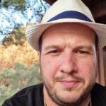Şahan Gökbakar Instagram - baska bisey icin degil. Bu kadar hakareti hakkedecek bisey yapmadim bence.... Not: "Sgkli personeliniz gibi" derken ast ust iliskisi icerisinde miyiz? demek anlaminda, mecaz anlamda kullandim. nolur yanlis anlamayin.
