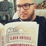 Şahan Gökbakar Instagram - İyice öğrenmek, bilmek lazım. Ağzı olan konuşuyor, dil uzatıyor... Bilelim ki savunabilelim. Değil mi hocam? 😁 @ilberortayli kalemine sağlık.