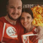 Şahan Gökbakar Instagram - ❤️🇹🇷 Türkiye Cumhuriyeti'nin 100. Yaşını görmek, tarihin bu anında yaşıyor olmak büyük mutluluk. İlkokulda andımızı okurken hepimiz Atatürk'e bir söz verdik. Emanetini hep koruyacağız dedik. Öylesine değil, laf olsun diye değil... Inanarak, dimdik durarak. Ona yürekten bağlı evlatları oldukça bu Cumhuriyet onun istediği şekilde hep devam edecek. Eğer bu vatanı, bu bayrağı seviyorsan Atatürk'e yürekten bağlıysan... Sen de bizdensin! Unutma sakın Bu ülke bizim! 🇹🇷Ne mutlu Türk'üm Diyene🇹🇷 #cumhuriyet100yaşında