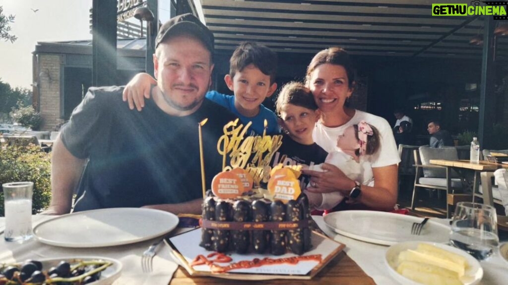 Şahan Gökbakar Instagram - 43 bitti... İş güç çok şey başardım ama en büyük başarı ailedir. Sevenlerimle de büyük bir aileyiz.Saglıklı, mutlu, güzel günlerimiz olsun inşallah.Hep beraber.🧿❤ #doğumgünü #birthday