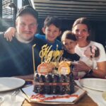 Şahan Gökbakar Instagram - 43 bitti... İş güç çok şey başardım ama en büyük başarı ailedir. Sevenlerimle de büyük bir aileyiz.Saglıklı, mutlu, güzel günlerimiz olsun inşallah.Hep beraber.🧿❤️ #doğumgünü #birthday