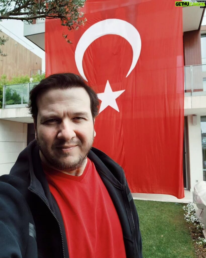 Şahan Gökbakar Instagram - "Ey Türk gençliği! Birinci vazifen; Türk istiklalini, Türk cumhuriyetini, ilelebet muhafaza ve müdafaa etmektir." Işte tam da onu yapmaya gayret ediyoruz Atam. #19mayıs Kutlu olsun