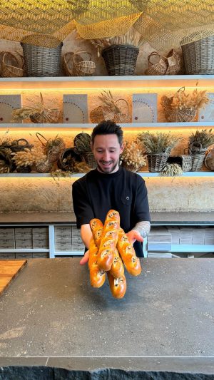 Cédric Grolet Instagram - 🥖 Viennoises aux pépites de 🍫 #cedricgrolet