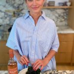 Cameron Diaz Instagram - Organic Month starts on FRIDAY 🍾 What better way to celebrate than by cooking up some tasty, organic meals in the kitchen? First up: the yummiest rice bowl with pan-seared salmon, sautéed kale & a tropical pineapple salsa. This is going to be your next go-to weeknight dinner and it pairs perfectly with Avaline Rosé. Find the full recipe on drinkavaline.com in our journal. Cheers, everyone!