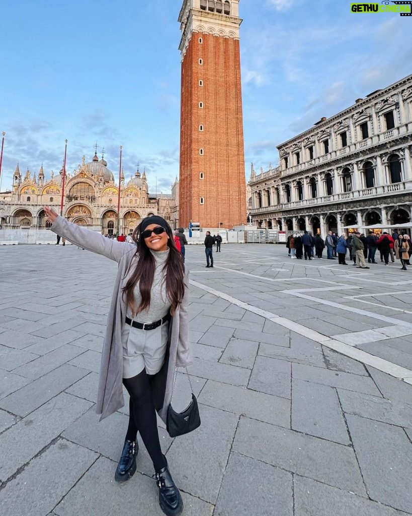 Camila Loures Instagram - Conhecendo mais um lugar q era um sonho .. Itália 🇮🇹🍕🤌🏽 quem ta acompanhando os stories dessa viagem??? ❤ Veneza, Itália