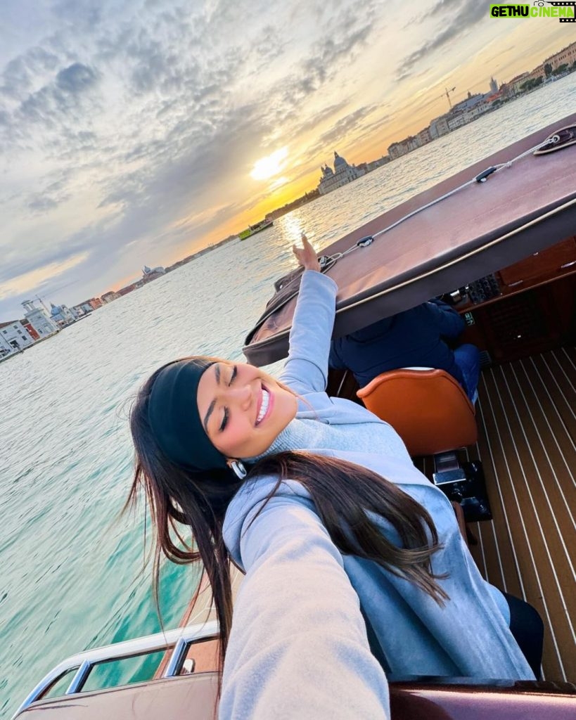 Camila Loures Instagram - Conhecendo mais um lugar q era um sonho .. Itália 🇮🇹🍕🤌🏽 quem ta acompanhando os stories dessa viagem??? ❤️ Veneza, Itália