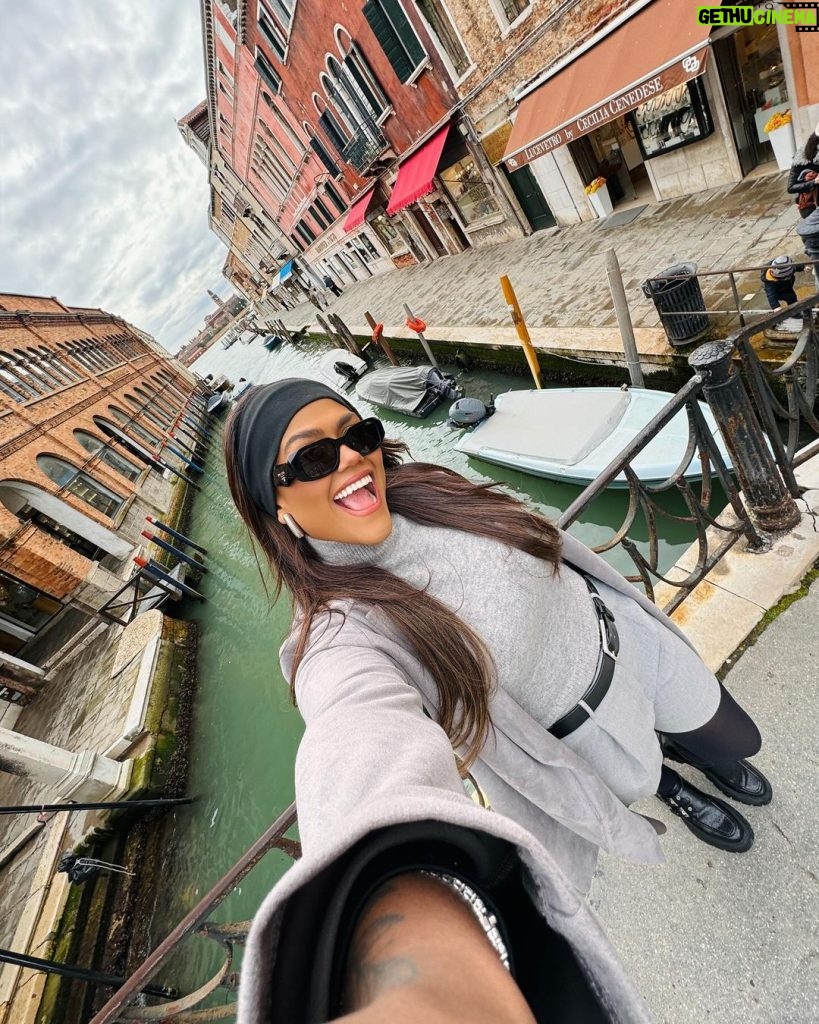 Camila Loures Instagram - Conhecendo mais um lugar q era um sonho .. Itália 🇮🇹🍕🤌🏽 quem ta acompanhando os stories dessa viagem??? ❤ Veneza, Itália