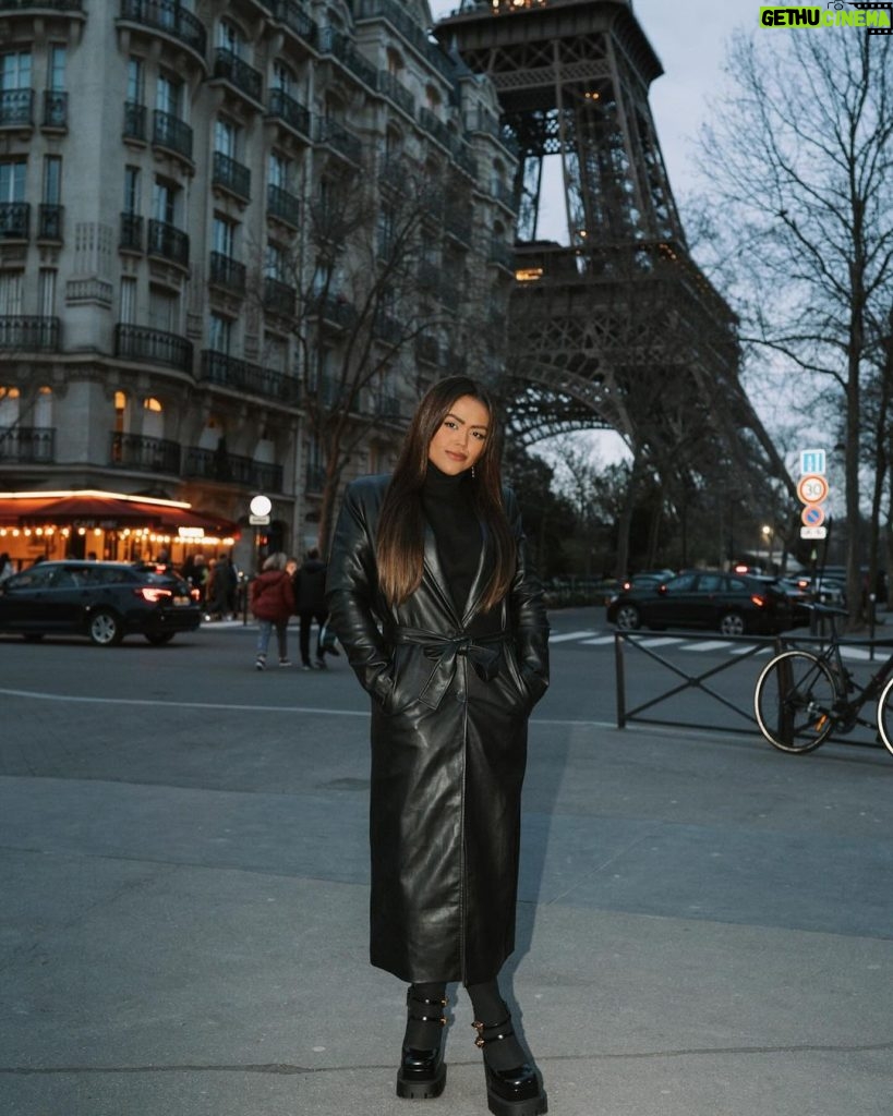 Camila Loures Instagram - all black in Paris 🖤 Paris, France