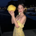 Camila Sodi Instagram - 🍋el limón mas grande que he visto en mi vida 🇮🇹🤍 (si la vida te da limones …. que sean unos limonsooootes) Capri, Italy
