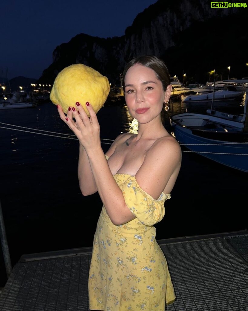 Camila Sodi Instagram - 🍋el limón mas grande que he visto en mi vida 🇮🇹🤍 (si la vida te da limones …. que sean unos limonsooootes) Capri, Italy