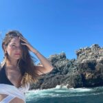 Camila Sodi Instagram - 1.clickbait para la foto #2 2. Mi hermana se llama Marina y vive en el mar 🌊 haciéndole honor a su nombre . Me regaló este libro y es el libro más bonito y mágico que he leído sobre el mar . Datos muy alucinantes de la vida en el mar 🪸 Si te gusta el mar te lo recomiendo! Foto 3-6. Gozando la vida (ah mis bikinis son de @sainzofficial por si ocupan) aquí andaba de tuxedo marino por que era Año Nuevo ! 7. Una margarita frozen en mano para brindar por lo hermoso que es México y el Mar con sus seres mágicos y sus misterios 🌊