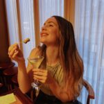 Camila Sodi Instagram - Moms need a break too ♥️🍸 for me at the moment it looks like a Bombay dirty martini like @tommymottola had it back in the day 🍸 (thinking about you tíos @thalia & T) cheers! Shoutout a mi nuevo old school bar favorito @deldiego_bar y al fotógrafo más guapo @javigrubio Madrid, Spain
