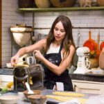 Camila Sodi Instagram - Tú sabes lo que me gusta comer delicioso y beber buen vino ! Pues mi amiga la chef @elena_reygadas me enseñó a cocinar (porqué se me quema el agua )🧑‍🍳 no te lo pierdas ! Una nueva serie de @discoveryhh #QuiénCocinaEstaNoche estreno 17 de mayo 🇨🇴09:00 pm // 19 de mayo 🇲🇽11:00 pm