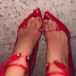 Camila Sodi Instagram - 🛩️ NYC 📽️, Barthes 📕, Vespa 🪩disco , #vinonatural 🥂, comida , more #naturalwine , helados🍦…