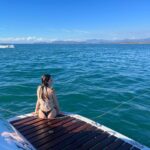 Camila Sodi Instagram - 1.clickbait para la foto #2 2. Mi hermana se llama Marina y vive en el mar 🌊 haciéndole honor a su nombre . Me regaló este libro y es el libro más bonito y mágico que he leído sobre el mar . Datos muy alucinantes de la vida en el mar 🪸 Si te gusta el mar te lo recomiendo! Foto 3-6. Gozando la vida (ah mis bikinis son de @sainzofficial por si ocupan) aquí andaba de tuxedo marino por que era Año Nuevo ! 7. Una margarita frozen en mano para brindar por lo hermoso que es México y el Mar con sus seres mágicos y sus misterios 🌊
