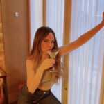 Camila Sodi Instagram - Moms need a break too ♥️🍸 for me at the moment it looks like a Bombay dirty martini like @tommymottola had it back in the day 🍸 (thinking about you tíos @thalia & T) cheers! Shoutout a mi nuevo old school bar favorito @deldiego_bar y al fotógrafo más guapo @javigrubio Madrid, Spain