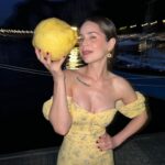 Camila Sodi Instagram - 🍋el limón mas grande que he visto en mi vida 🇮🇹🤍 (si la vida te da limones …. que sean unos limonsooootes) Capri, Italy
