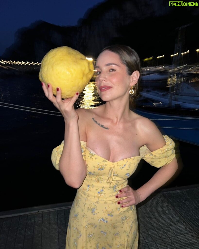 Camila Sodi Instagram - 🍋el limón mas grande que he visto en mi vida 🇮🇹🤍 (si la vida te da limones …. que sean unos limonsooootes) Capri, Italy