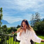 Camila Sodi Instagram - Me regalé una semana . Para mi . Toda completa para mi . Me lo merecía 🤍 me amo y amo como me cuido y me acompaño en mi crecimiento interior . Sanando en conciencia 🤍 les comparto unas fotos de mi Ser estos días . Sin retoque, sin moverles la luz , sin maquillaje , solo un humano procurando su bienestar, feliz 🙃 Ademas soy muy afortunada de tener grandes amigos que me dan siempre un empujón para arriba y hacia adelante ✨ ( saben quienes son , les amo ) @cliniquelaprairie Clinique La Prairie