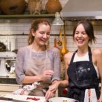 Camila Sodi Instagram - Tú sabes lo que me gusta comer delicioso y beber buen vino ! Pues mi amiga la chef @elena_reygadas me enseñó a cocinar (porqué se me quema el agua )🧑‍🍳 no te lo pierdas ! Una nueva serie de @discoveryhh #QuiénCocinaEstaNoche estreno 17 de mayo 🇨🇴09:00 pm // 19 de mayo 🇲🇽11:00 pm
