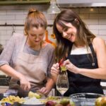 Camila Sodi Instagram - Tú sabes lo que me gusta comer delicioso y beber buen vino ! Pues mi amiga la chef @elena_reygadas me enseñó a cocinar (porqué se me quema el agua )🧑‍🍳 no te lo pierdas ! Una nueva serie de @discoveryhh #QuiénCocinaEstaNoche estreno 17 de mayo 🇨🇴09:00 pm // 19 de mayo 🇲🇽11:00 pm