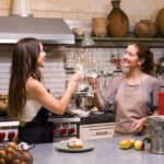 Camila Sodi Instagram - Tú sabes lo que me gusta comer delicioso y beber buen vino ! Pues mi amiga la chef @elena_reygadas me enseñó a cocinar (porqué se me quema el agua )🧑‍🍳 no te lo pierdas ! Una nueva serie de @discoveryhh #QuiénCocinaEstaNoche estreno 17 de mayo 🇨🇴09:00 pm // 19 de mayo 🇲🇽11:00 pm