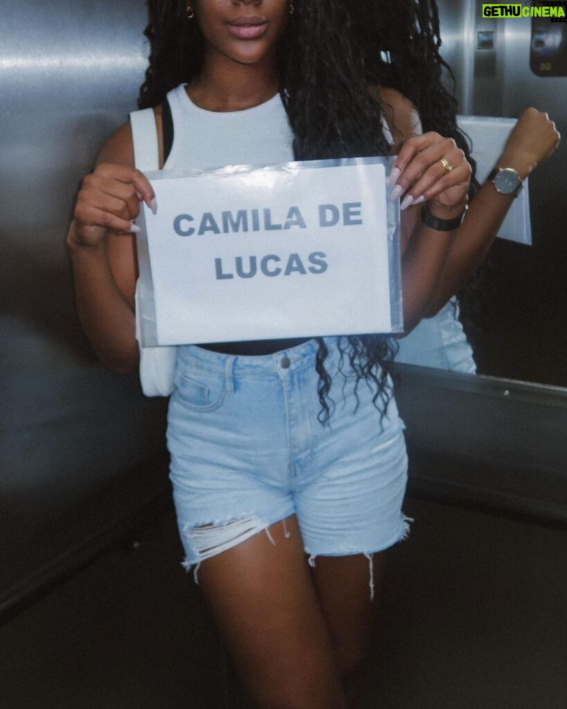 Camilla de Lucas Instagram - dumpzinho desse aerolook com bermuda pra mostrar que sou bem carioca em SP. Mas eu duvido alguém achar o erro nesse álbum.
