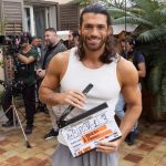 Can Yaman Instagram - Era un ciak nel mio 34. compleanno. 8.11.2023. Con tutte le fans che mi aspettavano sotto il palazzo dove mi affacciavo per la scena che dovevamo girare cercando di non rovinarmi la concentrazione e le vedevo con degli striscioni che mi facevano gli auguroni e urlavano… Una giornata speciale! Sarà ancora più speciale il giorno in cui la seconda stagione di Viola Come il Mare andrà in onda. Abbiamo lavorato tanto. Abbiamo migliorato tanto. Mi tirerà su di morale vederla insieme a voi spaccare lo schermo per 6 serate proprio prima di iniziare a girare Sandokan. Non vedo l’ora, come voi. A presto.