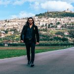Can Yaman Instagram - Piano piano sto scoprendo l’Italia… Questo weekend ho avuto il piacere di scoprire la bellissima Assisi con una guida turistica d’eccezione: Francesca Di Maolo, Presidente dell’ Istituto Serafico, che mi ha dedicato un po’ del suo prezioso tempo e fatto immergere nella storia e nell’arte di questa bellissima città. Città che ha dato i natali a San Francesco, uno dei santi patroni d’Italia a cui è dedicata un’imponente basilica consacrata nel 1253, i cui meravigliosi affreschi sono stati attribuiti addirittura a Giotto e Cimabue. Ho fatto scorta di amore, dedizione per gli altri, arte e cultura… Anche culinaria! Grazie a tutti! Assisi,Italy