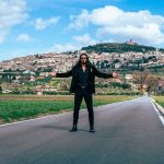 Can Yaman Instagram - Piano piano sto scoprendo l’Italia… Questo weekend ho avuto il piacere di scoprire la bellissima Assisi con una guida turistica d’eccezione: Francesca Di Maolo, Presidente dell’ Istituto Serafico, che mi ha dedicato un po’ del suo prezioso tempo e fatto immergere nella storia e nell’arte di questa bellissima città. Città che ha dato i natali a San Francesco, uno dei santi patroni d’Italia a cui è dedicata un’imponente basilica consacrata nel 1253, i cui meravigliosi affreschi sono stati attribuiti addirittura a Giotto e Cimabue. Ho fatto scorta di amore, dedizione per gli altri, arte e cultura… Anche culinaria! Grazie a tutti! Assisi,Italy