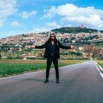 Can Yaman Instagram – Piano piano sto scoprendo l’Italia…
Questo weekend ho avuto il piacere di scoprire la bellissima Assisi con una guida turistica d’eccezione: Francesca Di Maolo, Presidente dell’ Istituto Serafico, che mi ha dedicato un po’ del suo prezioso tempo e fatto immergere nella storia e nell’arte di questa bellissima città. Città che ha dato i natali a San Francesco, uno dei santi patroni d’Italia a cui è dedicata un’imponente basilica consacrata nel 1253, i cui meravigliosi affreschi sono stati attribuiti addirittura a Giotto e Cimabue. 
Ho fatto scorta di amore, dedizione per gli altri, arte e cultura… Anche culinaria! 
Grazie a tutti! Assisi,Italy