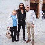 Can Yaman Instagram - Piano piano sto scoprendo l’Italia… Questo weekend ho avuto il piacere di scoprire la bellissima Assisi con una guida turistica d’eccezione: Francesca Di Maolo, Presidente dell’ Istituto Serafico, che mi ha dedicato un po’ del suo prezioso tempo e fatto immergere nella storia e nell’arte di questa bellissima città. Città che ha dato i natali a San Francesco, uno dei santi patroni d’Italia a cui è dedicata un’imponente basilica consacrata nel 1253, i cui meravigliosi affreschi sono stati attribuiti addirittura a Giotto e Cimabue. Ho fatto scorta di amore, dedizione per gli altri, arte e cultura… Anche culinaria! Grazie a tutti! Assisi,Italy