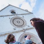 Can Yaman Instagram - Piano piano sto scoprendo l’Italia… Questo weekend ho avuto il piacere di scoprire la bellissima Assisi con una guida turistica d’eccezione: Francesca Di Maolo, Presidente dell’ Istituto Serafico, che mi ha dedicato un po’ del suo prezioso tempo e fatto immergere nella storia e nell’arte di questa bellissima città. Città che ha dato i natali a San Francesco, uno dei santi patroni d’Italia a cui è dedicata un’imponente basilica consacrata nel 1253, i cui meravigliosi affreschi sono stati attribuiti addirittura a Giotto e Cimabue. Ho fatto scorta di amore, dedizione per gli altri, arte e cultura… Anche culinaria! Grazie a tutti! Assisi,Italy