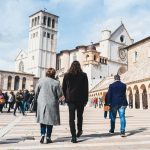 Can Yaman Instagram - Piano piano sto scoprendo l’Italia… Questo weekend ho avuto il piacere di scoprire la bellissima Assisi con una guida turistica d’eccezione: Francesca Di Maolo, Presidente dell’ Istituto Serafico, che mi ha dedicato un po’ del suo prezioso tempo e fatto immergere nella storia e nell’arte di questa bellissima città. Città che ha dato i natali a San Francesco, uno dei santi patroni d’Italia a cui è dedicata un’imponente basilica consacrata nel 1253, i cui meravigliosi affreschi sono stati attribuiti addirittura a Giotto e Cimabue. Ho fatto scorta di amore, dedizione per gli altri, arte e cultura… Anche culinaria! Grazie a tutti! Assisi,Italy