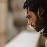 Can Yaman Instagram - Era un ciak nel mio 34. compleanno. 8.11.2023. Con tutte le fans che mi aspettavano sotto il palazzo dove mi affacciavo per la scena che dovevamo girare cercando di non rovinarmi la concentrazione e le vedevo con degli striscioni che mi facevano gli auguroni e urlavano… Una giornata speciale! Sarà ancora più speciale il giorno in cui la seconda stagione di Viola Come il Mare andrà in onda. Abbiamo lavorato tanto. Abbiamo migliorato tanto. Mi tirerà su di morale vederla insieme a voi spaccare lo schermo per 6 serate proprio prima di iniziare a girare Sandokan. Non vedo l’ora, come voi. A presto.
