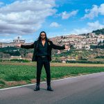 Can Yaman Instagram - Piano piano sto scoprendo l’Italia… Questo weekend ho avuto il piacere di scoprire la bellissima Assisi con una guida turistica d’eccezione: Francesca Di Maolo, Presidente dell’ Istituto Serafico, che mi ha dedicato un po’ del suo prezioso tempo e fatto immergere nella storia e nell’arte di questa bellissima città. Città che ha dato i natali a San Francesco, uno dei santi patroni d’Italia a cui è dedicata un’imponente basilica consacrata nel 1253, i cui meravigliosi affreschi sono stati attribuiti addirittura a Giotto e Cimabue. Ho fatto scorta di amore, dedizione per gli altri, arte e cultura… Anche culinaria! Grazie a tutti! Assisi,Italy