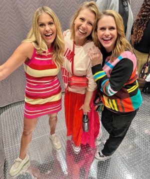 Candace Cameron Bure Instagram - OH MY LANTA- what a weekend!!! I'm still coming down from my #90sCon high and being able to meet so many of YOU! Thank YOU for coming out…for your stories, your laughter, and even your tears…all of it means the world to me, to us!! 🫶🏼✨

Thank you @thats4ent for another incredible 90s Con 🙌🏼…I can't wait for next year. If you went, comment below and tell me what your favorite part was!! 👇🏼👇🏼