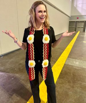 Candace Cameron Bure Instagram - OH MY LANTA- what a weekend!!! I'm still coming down from my #90sCon high and being able to meet so many of YOU! Thank YOU for coming out…for your stories, your laughter, and even your tears…all of it means the world to me, to us!! 🫶🏼✨

Thank you @thats4ent for another incredible 90s Con 🙌🏼…I can't wait for next year. If you went, comment below and tell me what your favorite part was!! 👇🏼👇🏼