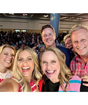 Candace Cameron Bure Instagram - OH MY LANTA- what a weekend!!! I'm still coming down from my #90sCon high and being able to meet so many of YOU! Thank YOU for coming out…for your stories, your laughter, and even your tears…all of it means the world to me, to us!! 🫶🏼✨

Thank you @thats4ent for another incredible 90s Con 🙌🏼…I can't wait for next year. If you went, comment below and tell me what your favorite part was!! 👇🏼👇🏼