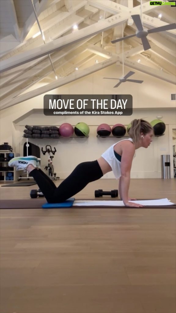 Candace Cameron-Bure Instagram - Here is my MOVE OF THE DAY compliments of the @kirastokesfit app 💪🏼…I’m calling it the stealth panther 🐆😂