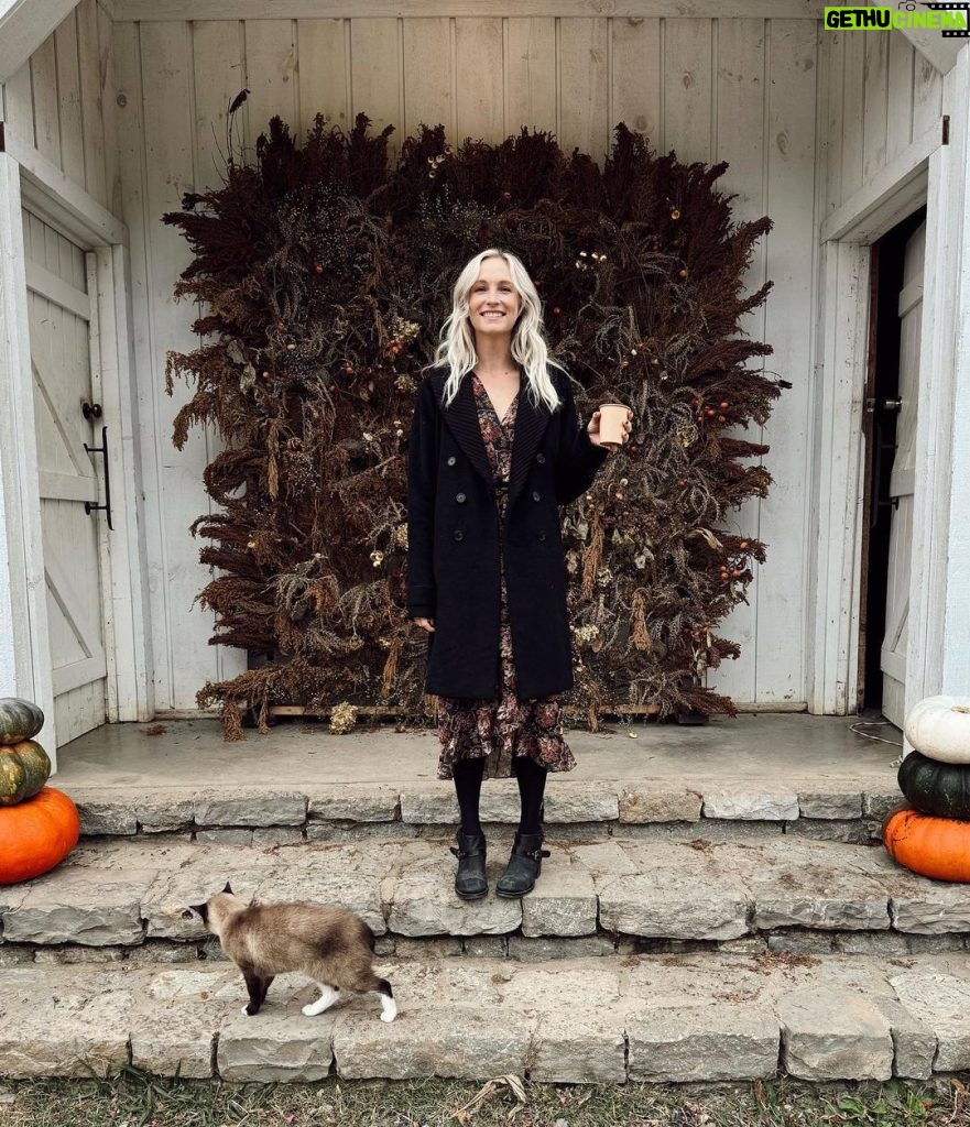 Candice King Instagram - T.G.I.F (thank god it’s fall) ☕️ 🌙 Bloomsbury Farm