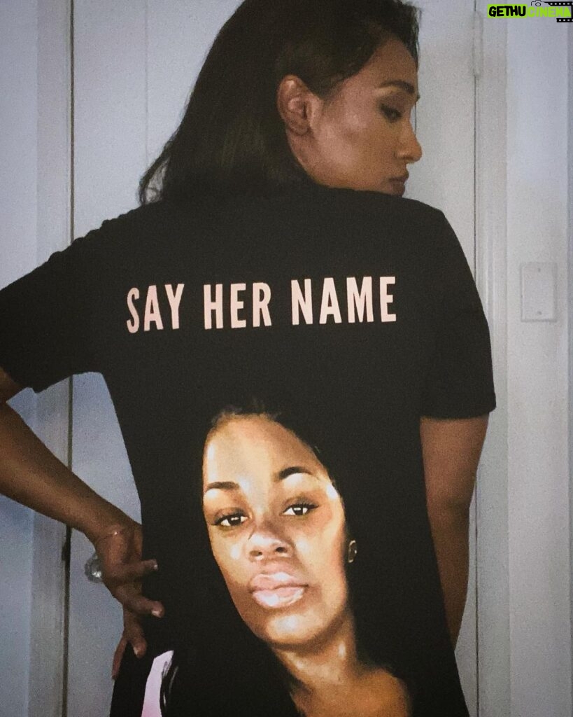 Candice Patton Instagram - It’s been 150 days since Breonna Taylor was murdered in her home by Jonathan Mattingly, Brett Hankison, and Myles Cosgrove—and her killers have not been charged. Too often Black women who die from police violence are forgotten. Let’s stay loud, keep demanding justice for Breonna and her family, and SAY HER NAME. Proud to stand with @wnba players in joining this campaign, created by @phenomenal in partnership with the Breonna Taylor Foundation, to which all profits from tees will be donated. (Art by @arlyn.garcia) Los Angeles, California