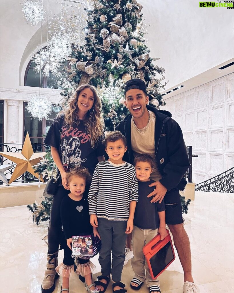 Carlos PenaVega Instagram - 🎄feliz navidad from our familia to yours!🎄 (pretending that the @fsorlando tree is ours for the season 🤣. Swipe to see our awesome boat Christmas!)