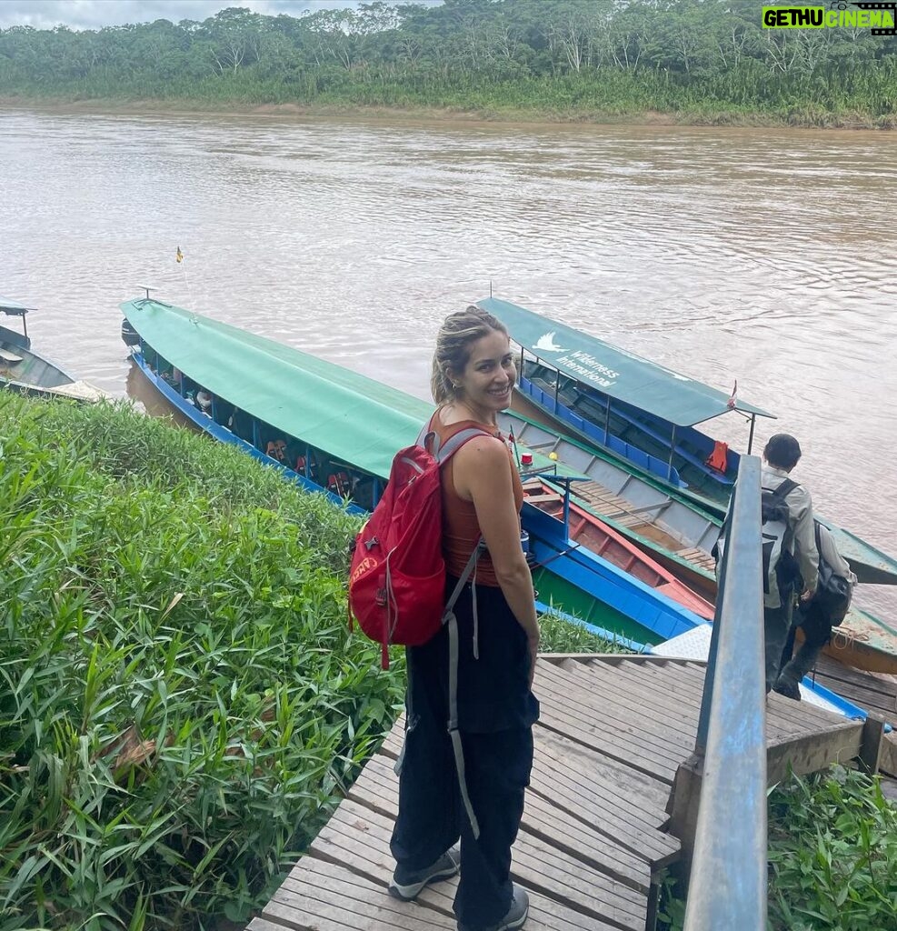 Carmen Aub Instagram - 10 fotos no bastan para transmitir ni un 10% de la experiencia que @rainforestexpeditions nos regaló! El Tambopata Research Center (TRC), es algo que nunca me pude imaginar. Algo que me encantó, fue conocer la selva con guías locales y convivir cada noche con científicos y biólogos que te contagian esa pasión por lo que hacen. No es lo mismo aprender sólo por lo que te cuentan, a vivirlo caminando por la selva cuando sales a la aventura y lo ves! Ser temporada de lluvia solamente agregó magia a la experiencia (no saben cómo me gusta caminar en lodo) y una vez de vuelta en el albergue, no hay nada más rico que ver y escuchar la selva mientras te tomas algo. No sé si alguna vez podré vivir algo así nuevamente, sin duda lo llevaré en mi corazón por siempre, y mientras tanto desde casa podré seguir voluntariando por medio de su programa @wiredamazon (entren al link de su bio, está súper!). Gracias a todo el staff que nos atendió durante estos días, y gracias especiales a nuestro guía, Lucho @luisalbertochipaloayza por enseñarnos los secretos de la Amazonía. #Peru #Travel #Amazonia #viajando Tambopata Research Center.