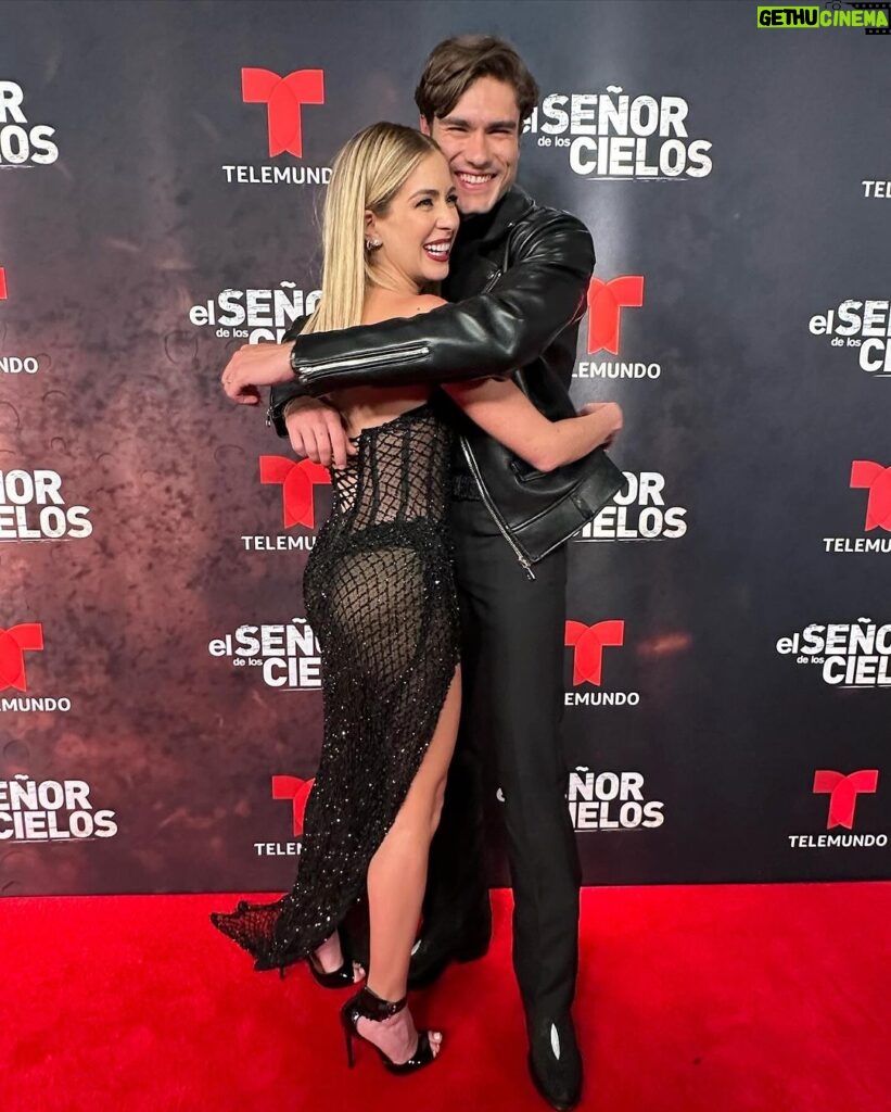 Carmen Aub Instagram - La noche de anoche. Gracias a este equipo por dejarme crecer con ustedes una vez más! Soy muy afortunada de ser parte de esta familia @elsenordeloscielos @telemundo 👗 @danielperezmexico