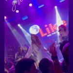 Carolina Miranda Instagram - Ufff GRACIAS,GRACIAS,GRACIAS !!! A todos por hacer de este día uno inolvidable como pocos en la vida 🥹❤️💫🙌 Así empezamos los 33 rodeada de amor,trabajo,familia,amigos podría decir que ya sentí lo que es ser plena !!! Amor de producción,de compañeros nuevos,amigas volando horas para acompañarme,mi rey haciendo más cortita la distancia con videollamadas y canciones ,familia con videos de amor y cariño,flores,detalles,pasteles,luces!!! Y sobre todo el cariño de todos ustedes con tantos videos,mensajes y sorpresas. 🤩🥳💓🙌💫 Gracias por hacer todo tan especial otra vez los quiero con el alma a todos !!! ❤️❤️❤️❤️