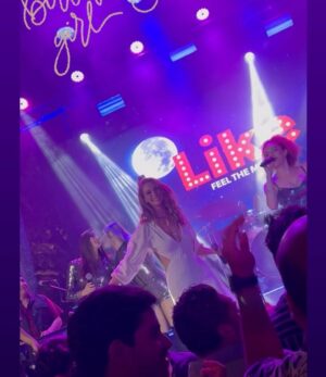 Carolina Miranda Instagram - Ufff GRACIAS,GRACIAS,GRACIAS !!! A todos por hacer de este día uno inolvidable como pocos en la vida 🥹❤️💫🙌 

Así empezamos los 33 rodeada de amor,trabajo,familia,amigos podría decir que ya sentí lo que es ser plena !!! Amor de producción,de compañeros nuevos,amigas volando horas para acompañarme,mi rey haciendo más cortita la distancia con videollamadas y canciones ,familia con videos de amor y cariño,flores,detalles,pasteles,luces!!! Y sobre todo el cariño de todos ustedes con tantos videos,mensajes y sorpresas. 🤩🥳💓🙌💫 

Gracias por hacer todo tan especial otra vez los quiero con el alma a todos !!! ❤️❤️❤️❤️